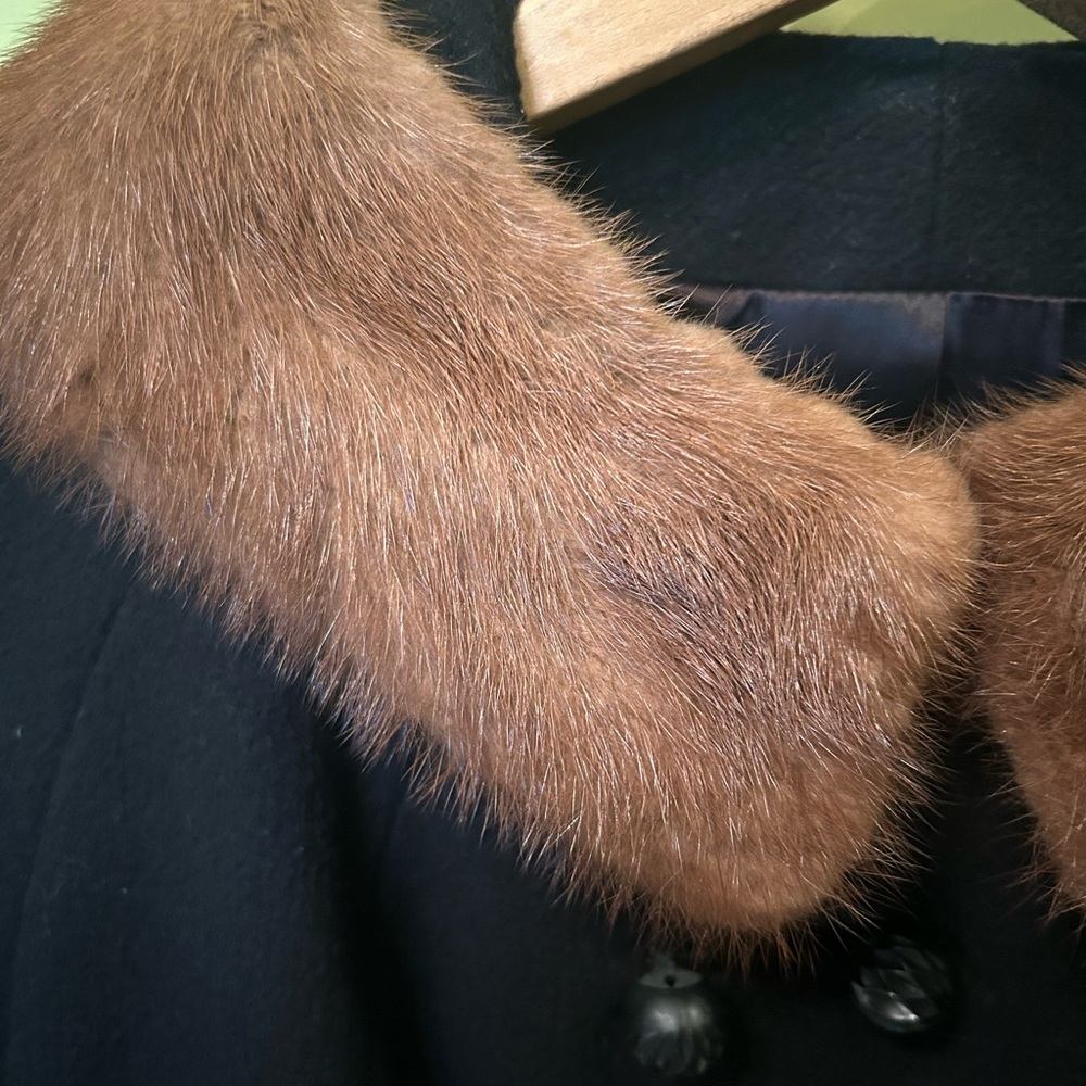 Elegant Vintage Black Wool Coat with Mink Collar - Picture 3 of 6